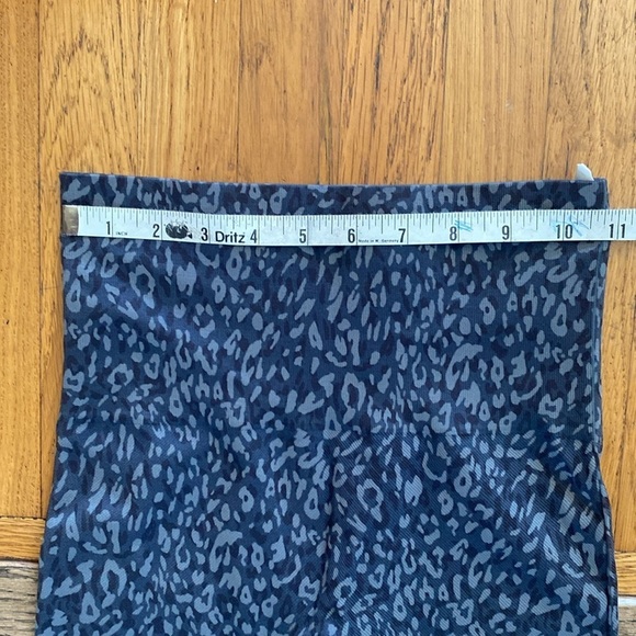 Spanx Gray Seamless Leopard Print Leggings Size Small - Picture 4 of 8